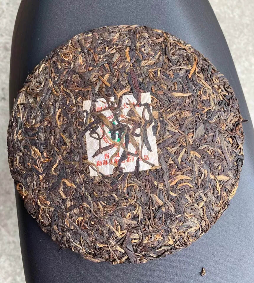 2005年，布朗山野生茶大树茶，特级生普洱茶饼，勐海