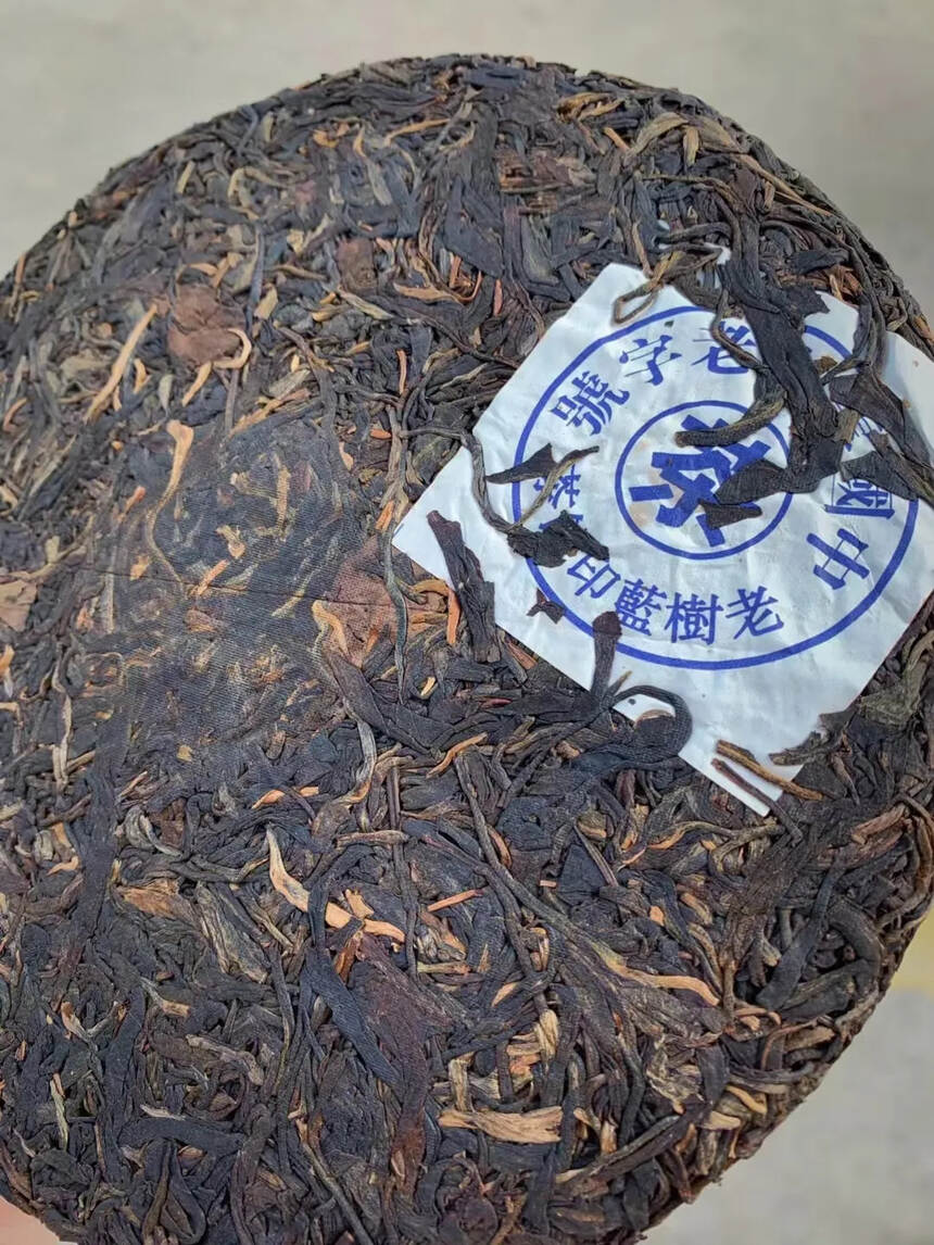 #喝茶# 老树蓝印生茶青饼，每件84饼装[庆祝][庆