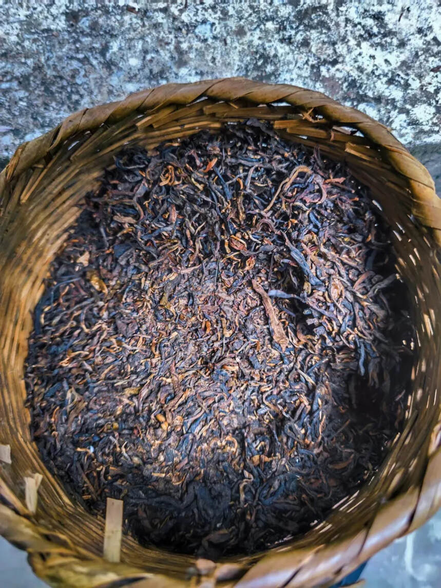 06年冰岛生茶
 
这款竹篓茶香气飘逸，味厚，涩少，
