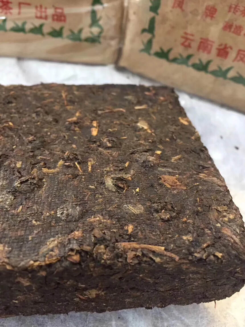 1995年凤庆砖茶 凤牌生普洱茶砖，云南省凤庆茶厂出
