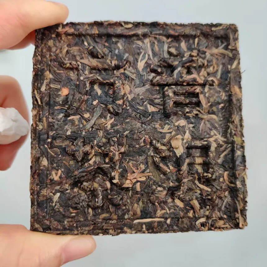 2016年普洱方砖，这款产品是勐海布朗山老树茶厂出品