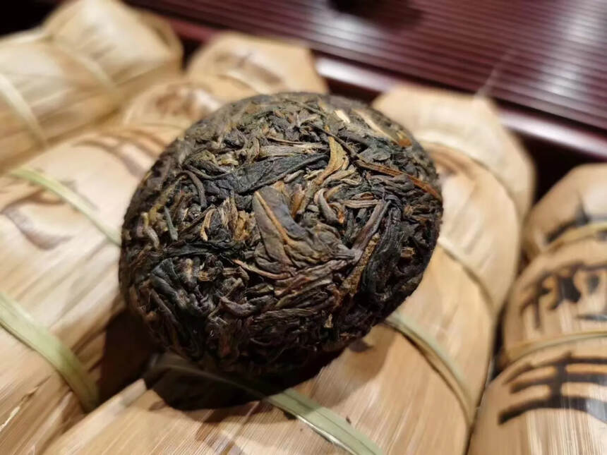 09年丹珠古树沱
春海茶厂
布朗山茶料压制，汤色微红