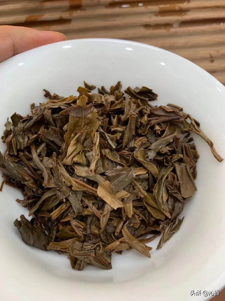今天给大家推荐这款老字号茶庄的蓝印生茶，也是漏到家了