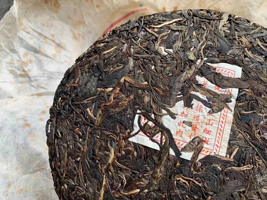 2005年【鼎興號圓茶】布朗山乔木原料，油面光滑，烟