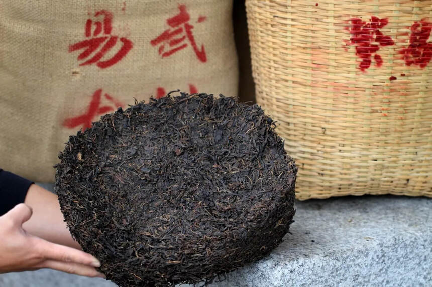八十年代荣昌号易武古树生茶，一筐8公斤，整筐分享。