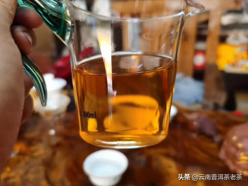 03鸿泰昌
选用易武茶区春茶为原料，属于混采压制！！