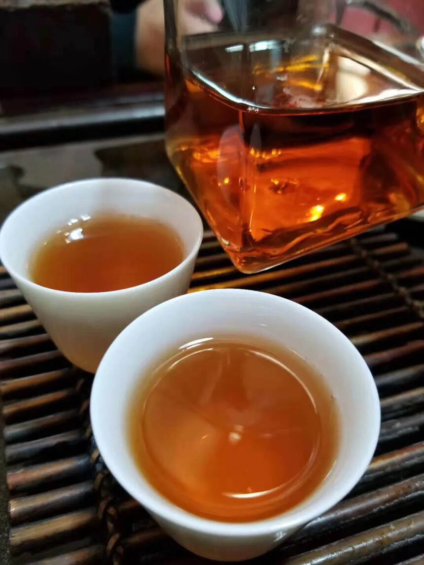 82年的老黄片砖 云南省 临沧地区茶科所制 #茶生活