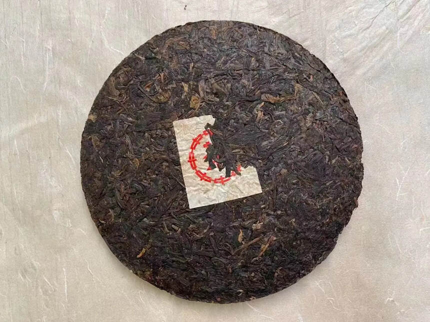 #茶生活# 99年昆明茶厂红印铁饼#普洱茶#