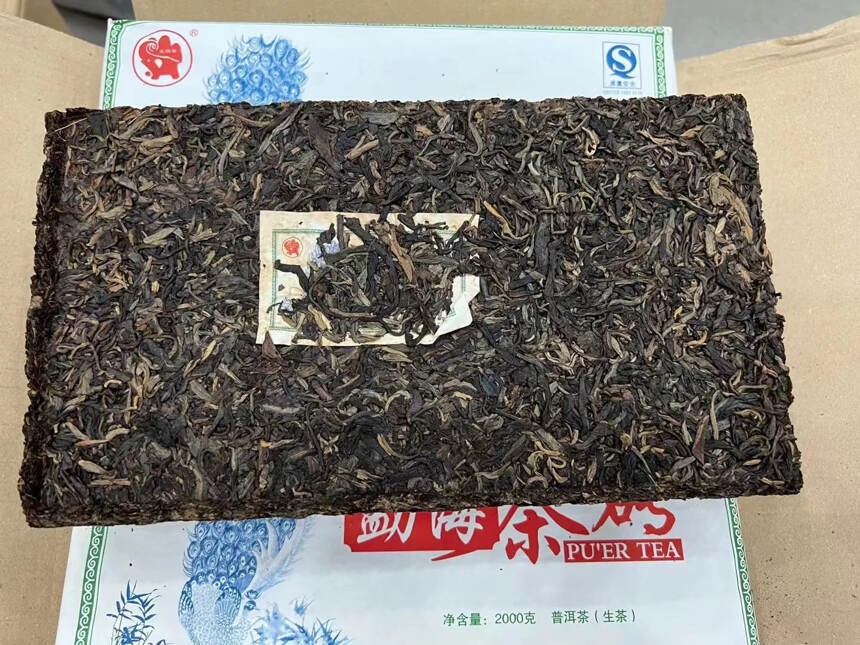 #普洱茶# 
2008年南峤茶厂，勐海孔雀班章茶砖#