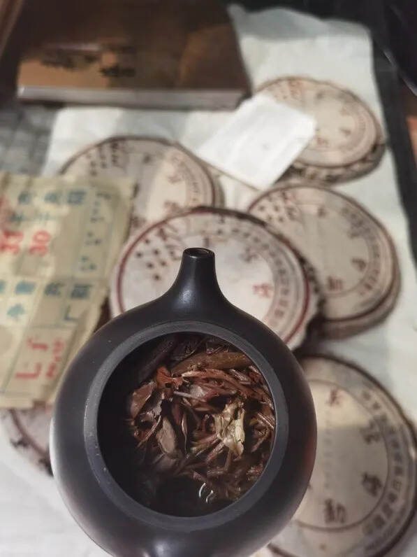 401勐海孔雀老生茶，班章料
2004年春海茶厂出品