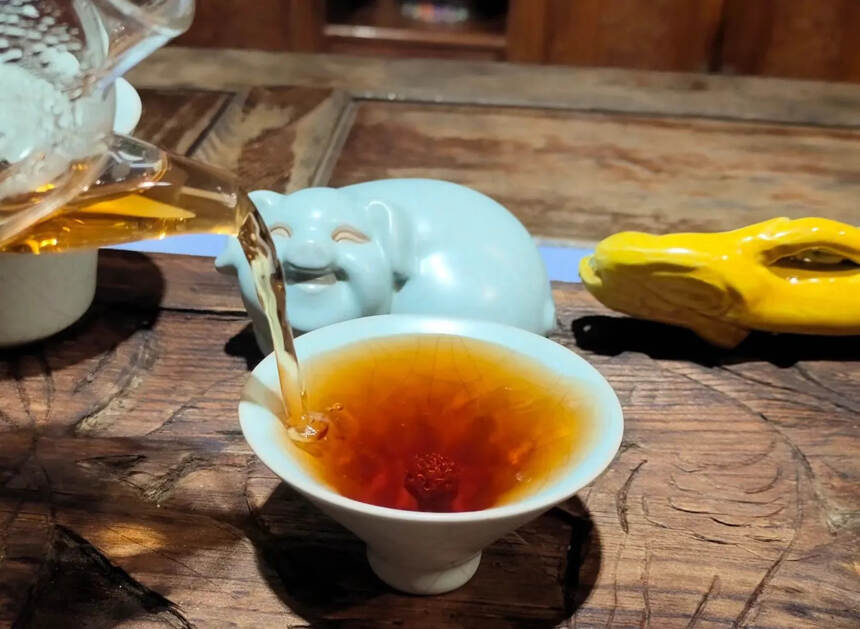 2005年兴海茶厂班章有机老熟茶
①这样的汤感如膏汤