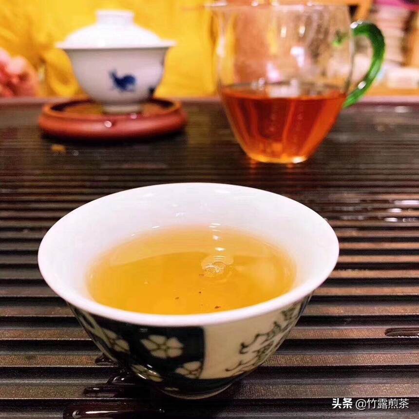 夏天喝普洱茶清热解暑，一定要喝生茶。

有茶友说，我