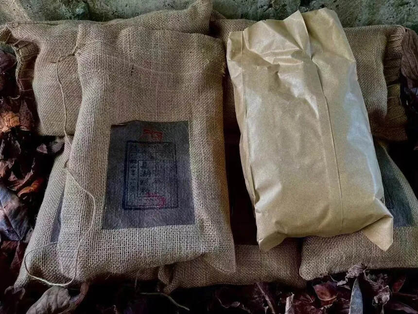 #普洱茶# 2000年勐海亿兆丰老茶头麻布袋装
颗粒