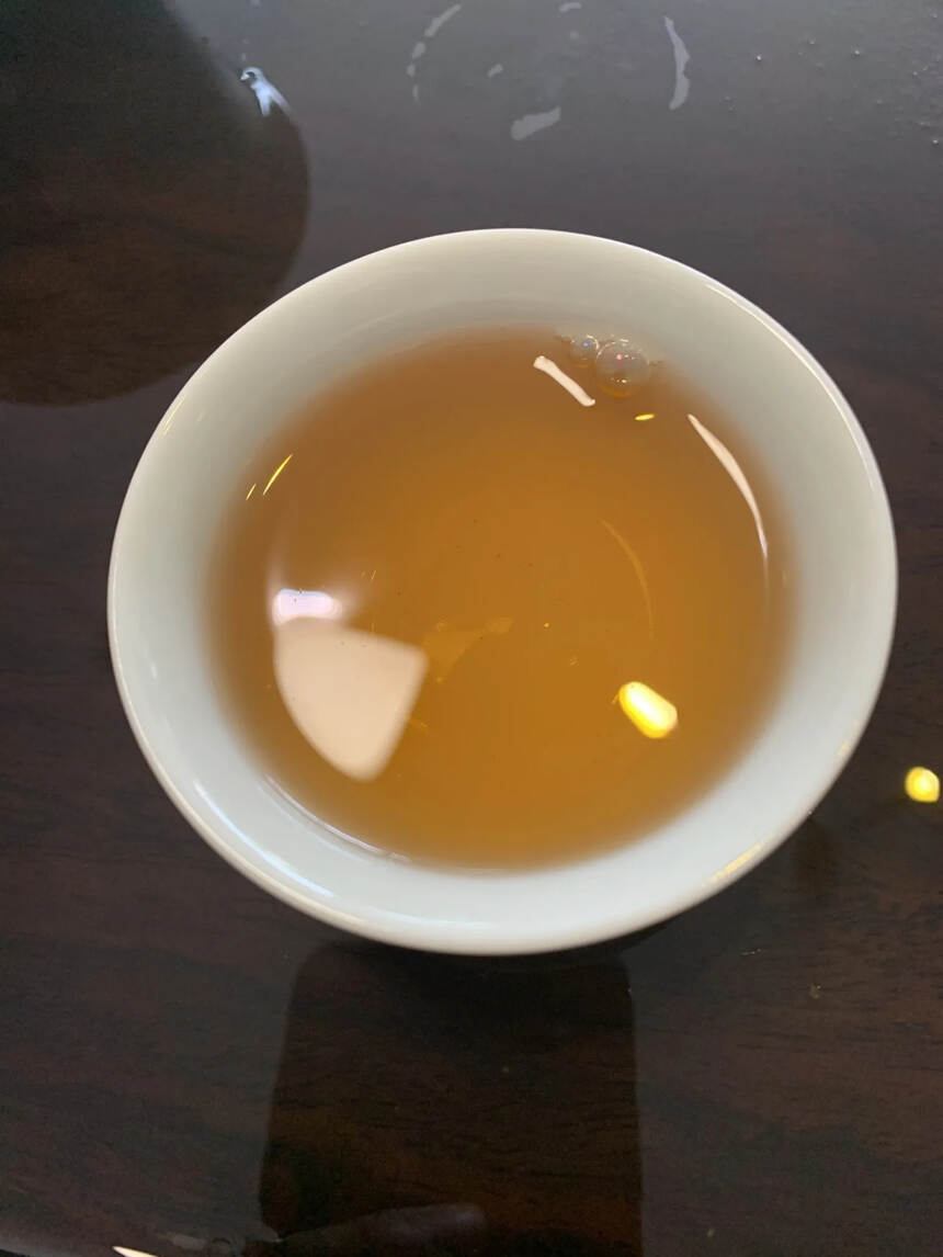 02年傣文青黄印老生茶。
勐海茶厂傣文版小黄印生茶，