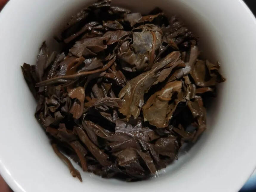 03年代双狮同庆号圆茶，易武古树茶原料，条索修长，口