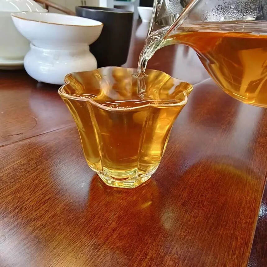 2004年八中大树茶
汤色橙黄透亮；茶汤滋味饱满，