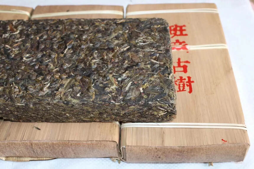 纯班章春茶原料一公斤班章古树茶砖：
霸气十足，醇厚饱