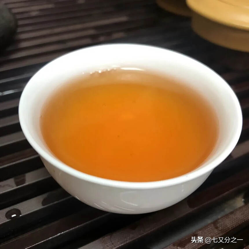 90年代福禄茶 一公斤 一口用料 
条索紧结显毫，汤