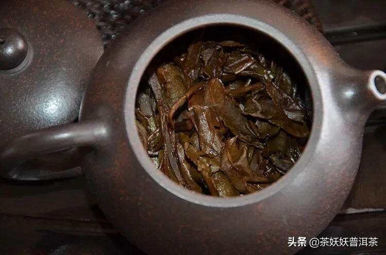 2002年易武顺时兴老生茶，由易武镇老乡长，张毅亲自