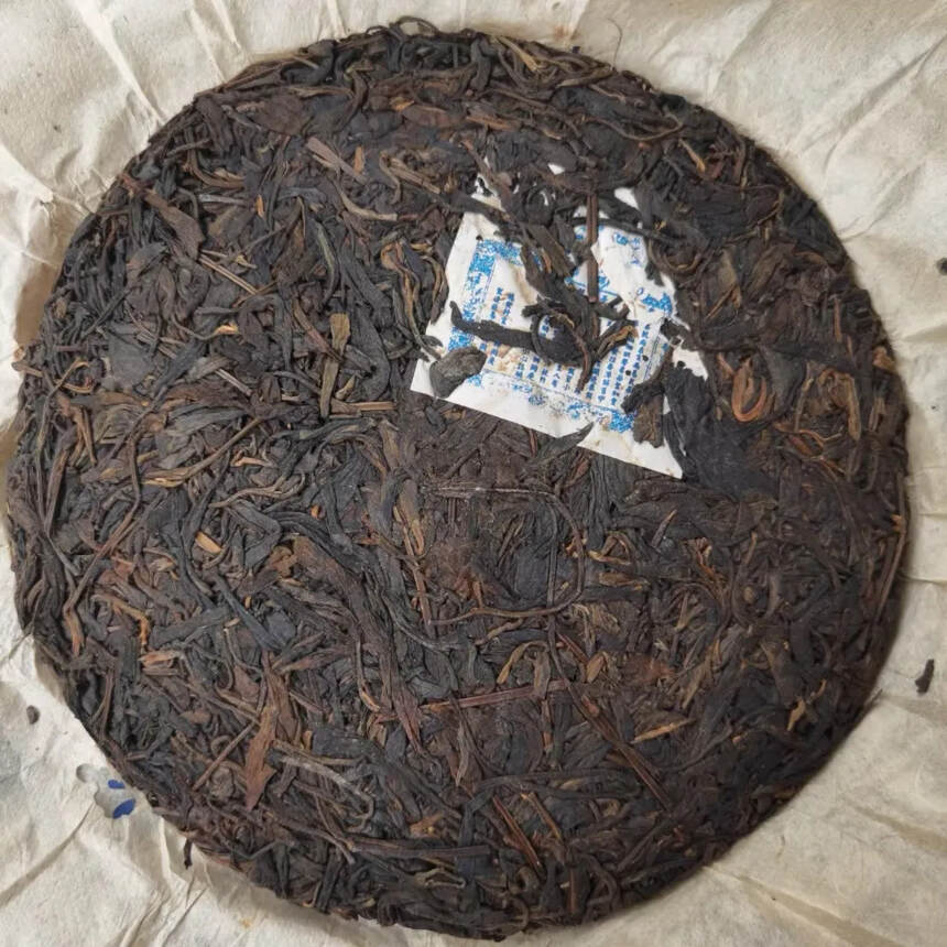 03年代双狮同庆号圆茶，易武古树茶原料，条索修长，口