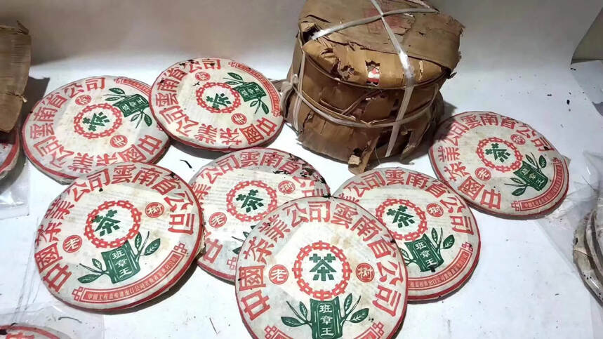 「2002年，中茶牌，首批厚纸老树班章王生普洱茶饼，