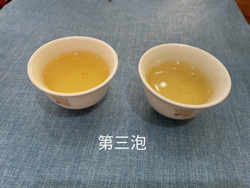 品鉴
2021年今大福钻石孔雀青饼：饼面圆正，干茶条