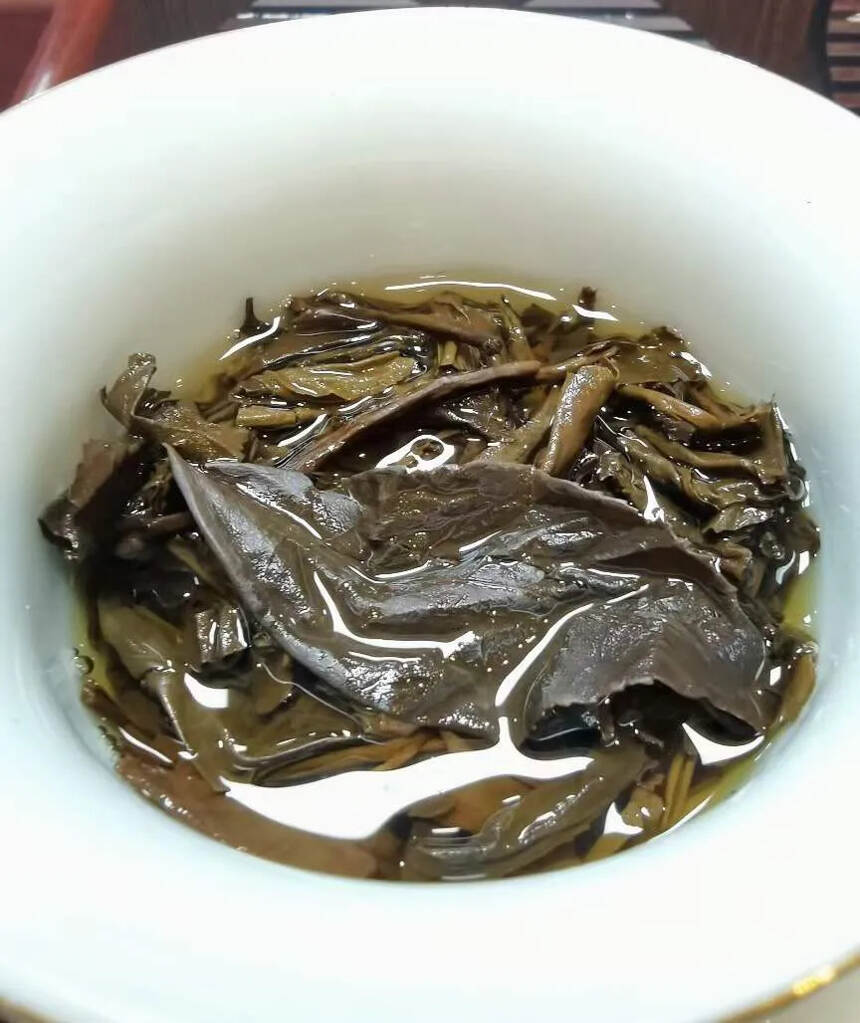 98中茶雪印采用三级陈化主料精心拼配制作而成，汤色透