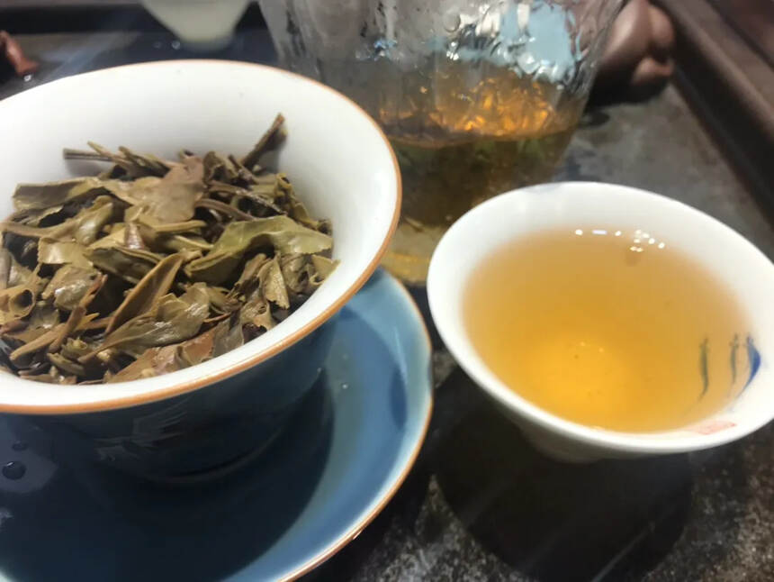 2012年曼松古树茶1000克金瓜生茶，蜜香中透着霸