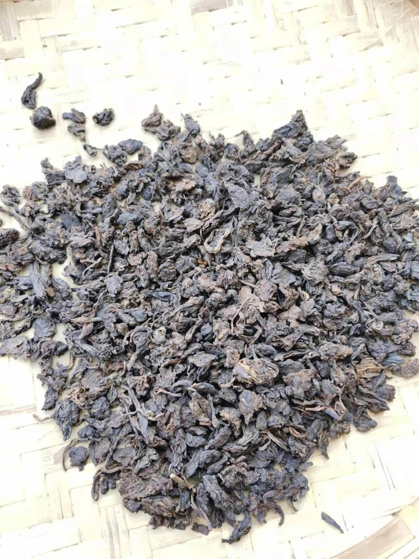 2018年老班章乔木发酵而筛选的茶头，超级香甜浓厚。