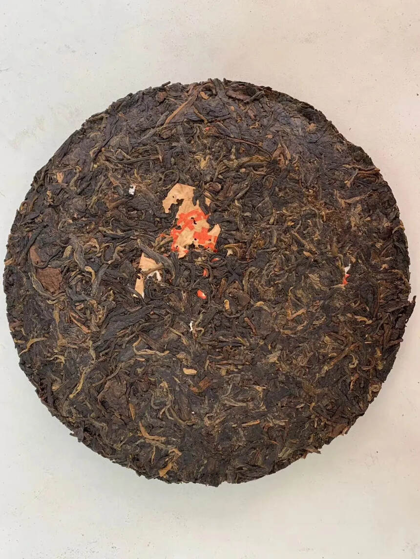 #普洱茶# 60年代昆明铁饼红印铁饼圆茶
是勐海茶厂
