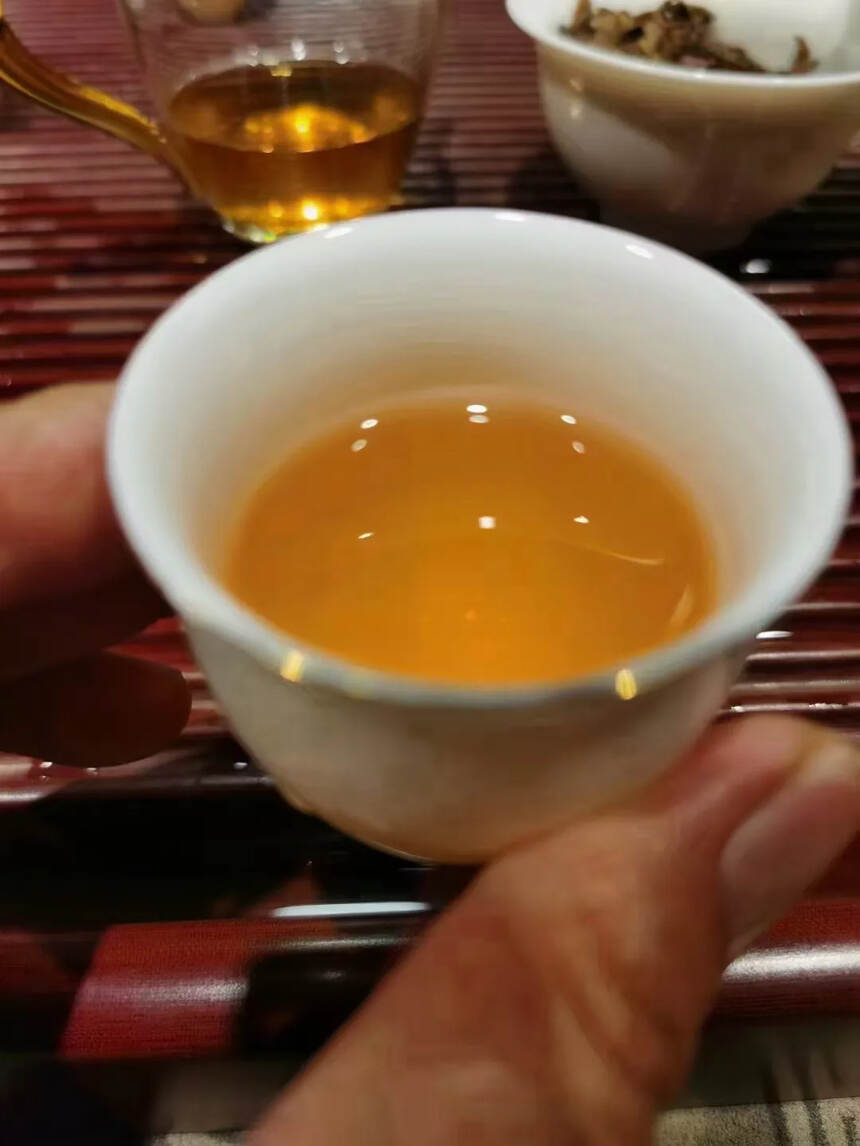 06年野生竹筐茶
汤色微红金黄透亮，香气高扬，汤感醇