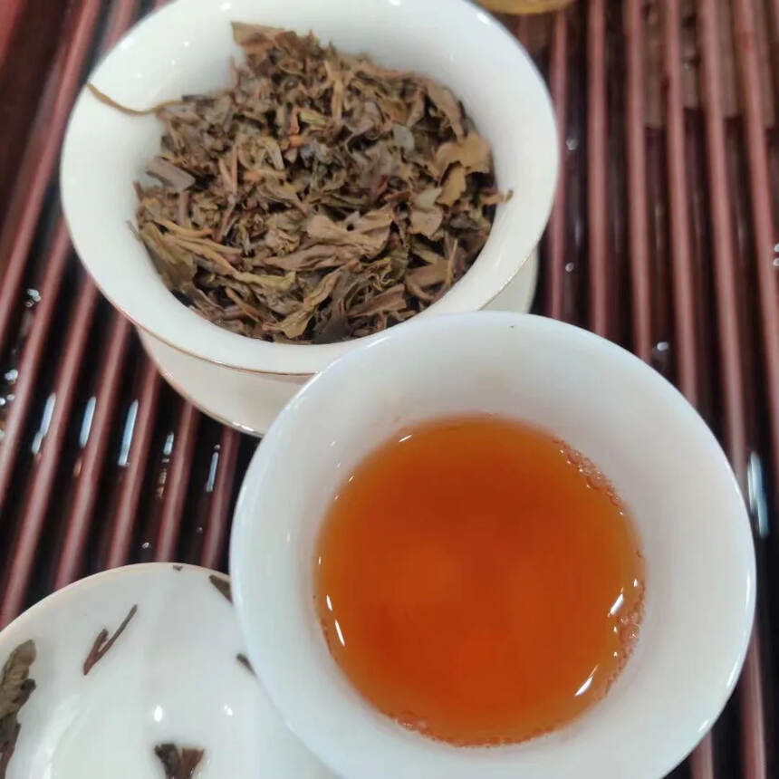 六大茶山04年攸乐野生茶，山野气韵足，茶汤清香，口感