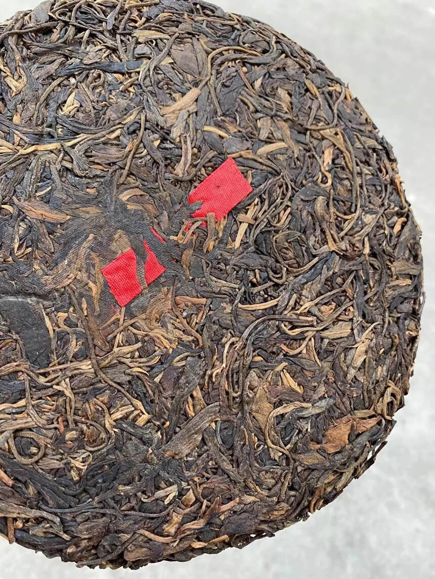 九十年代红丝带老曼峨老生饼、有几百片。#普洱茶# #