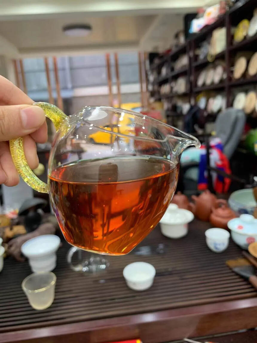 2002年班章竹筒茶，500克/根，此茶的原料源自班