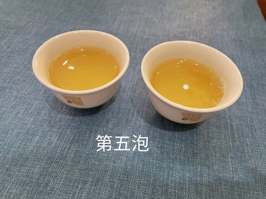 品鉴
2021年今大福钻石孔雀青饼：饼面圆正，干茶条