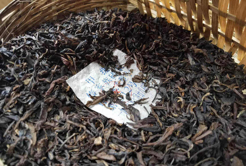 #普洱茶# 1996年班章生茶纯干仓竹箩散茶，傣家族