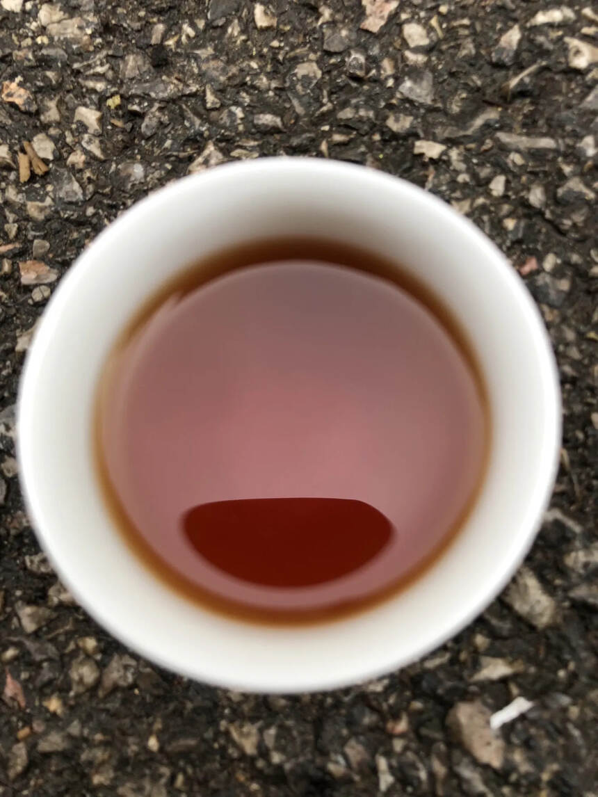2003年中茶传奇乌金号圆茶
汤色如红宝石般瑰丽、迷