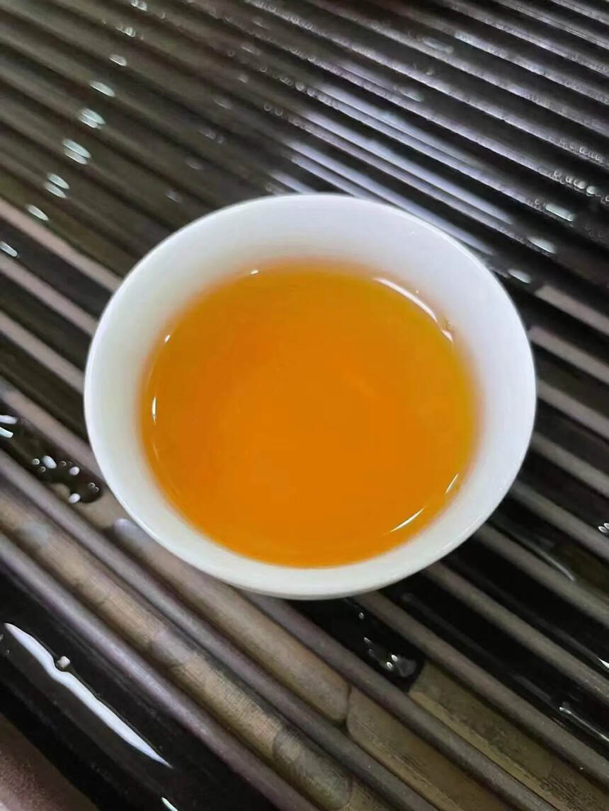 2007年昌泰老陈的茶 ·布朗
采用传统石磨压制，精