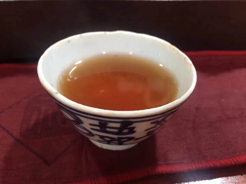 高山乔木青饼 纯干仓/烟香味。点赞评论送茶样品试喝。