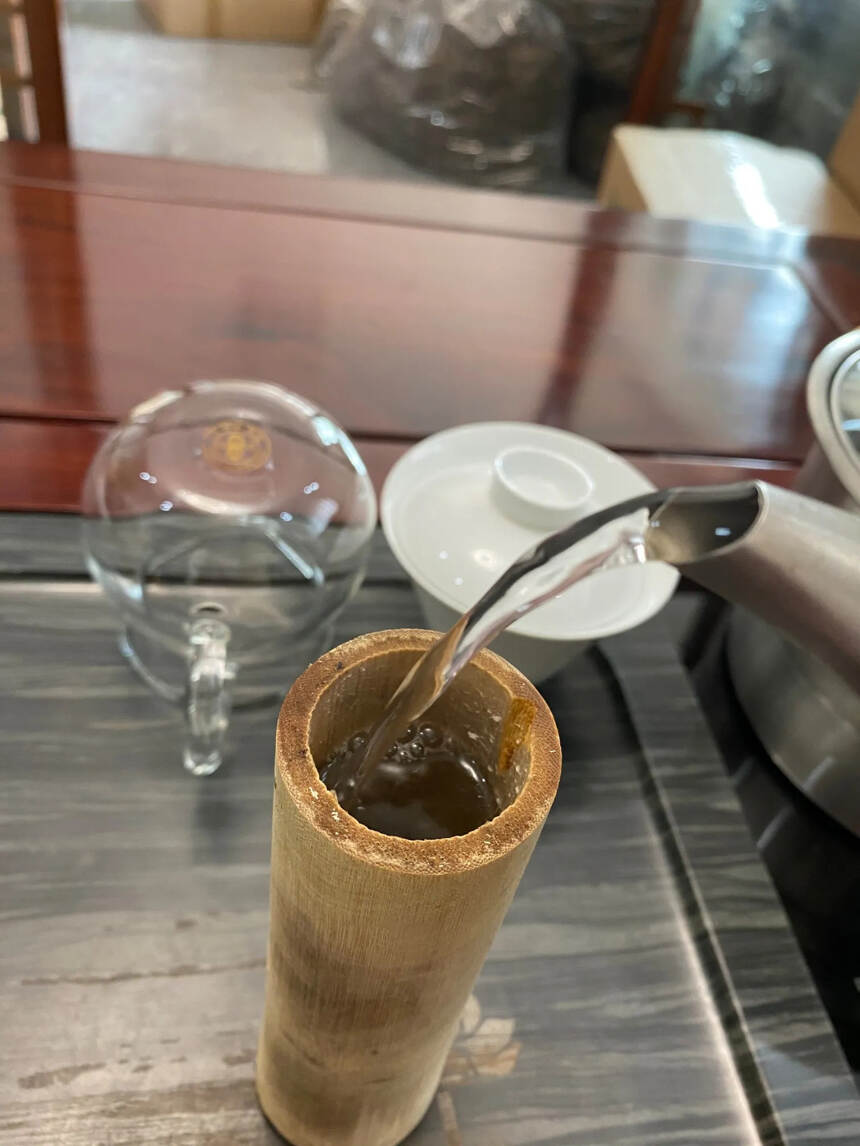2018年新班章8克傣族香竹茶柱生茶，可以直接泡的小