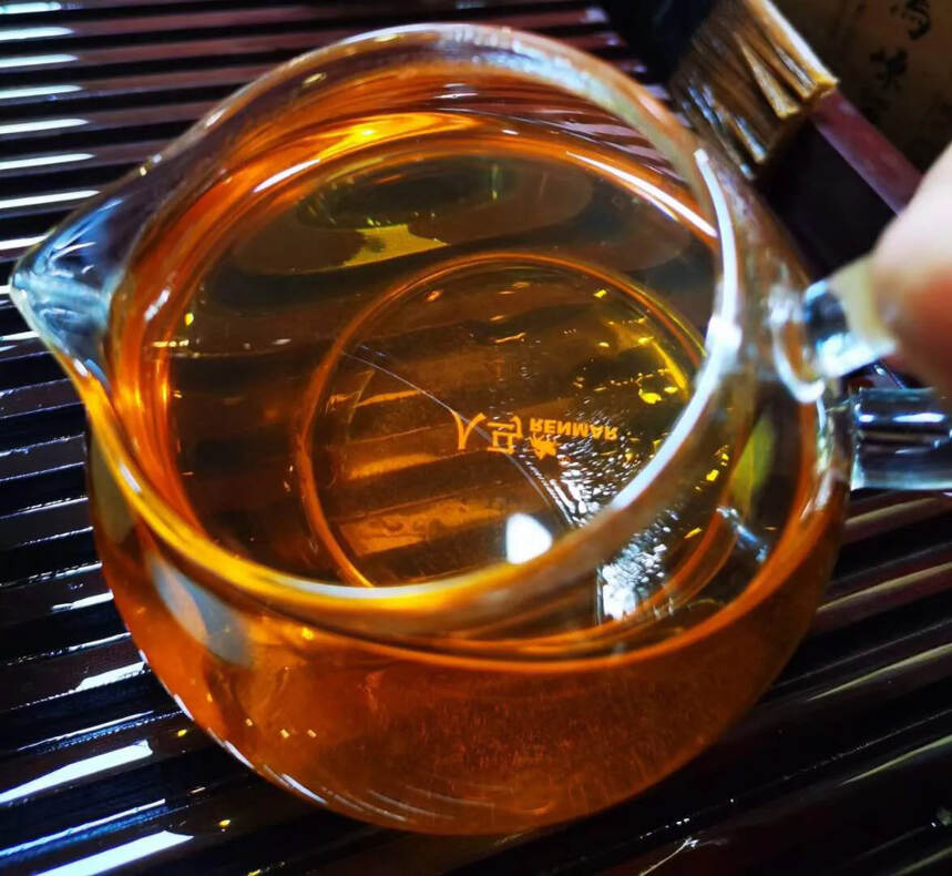 98中茶雪印采用三级陈化主料精心拼配制作而成，汤色透