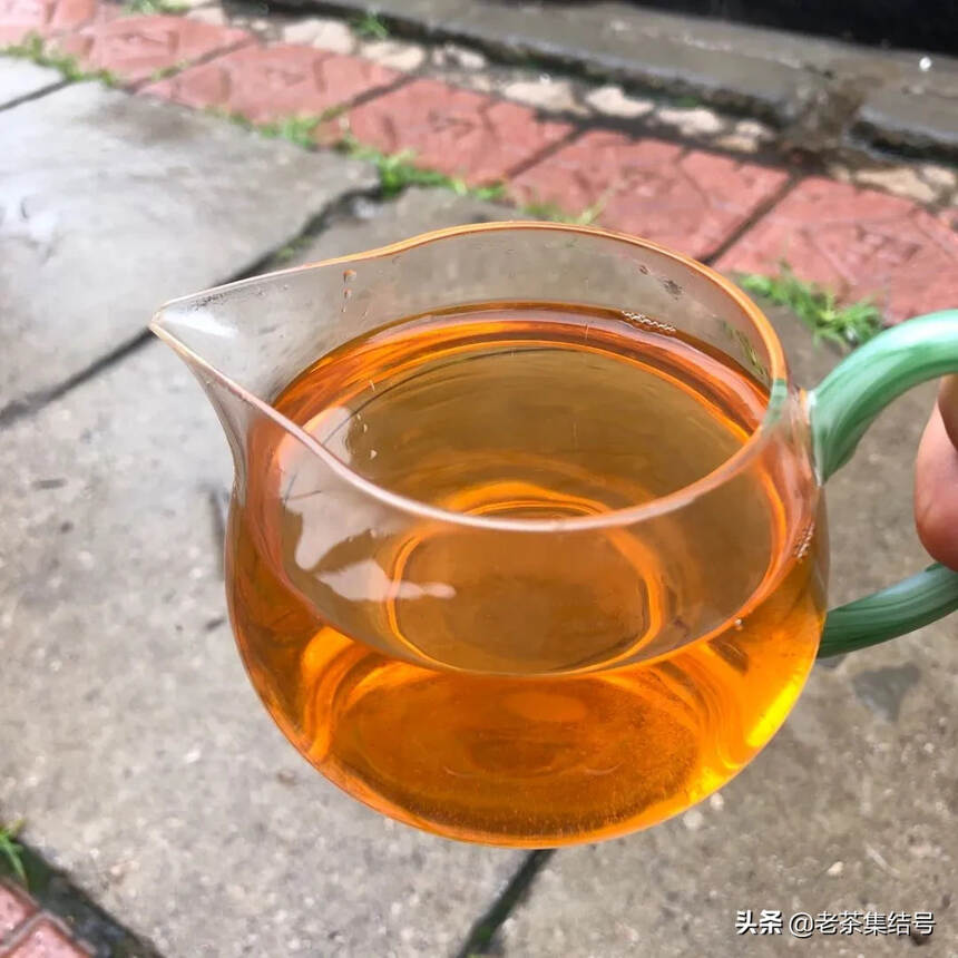此款茶选用老班章茶区生态茶古树茶原料，内飞背后有“班
