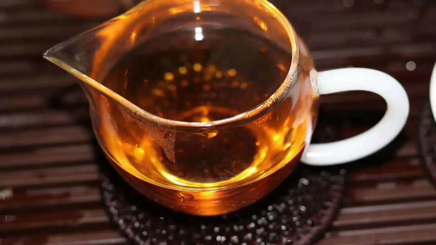 云南大雪山野生古树红茶，真正千年以上的古茶，香甜，蜂