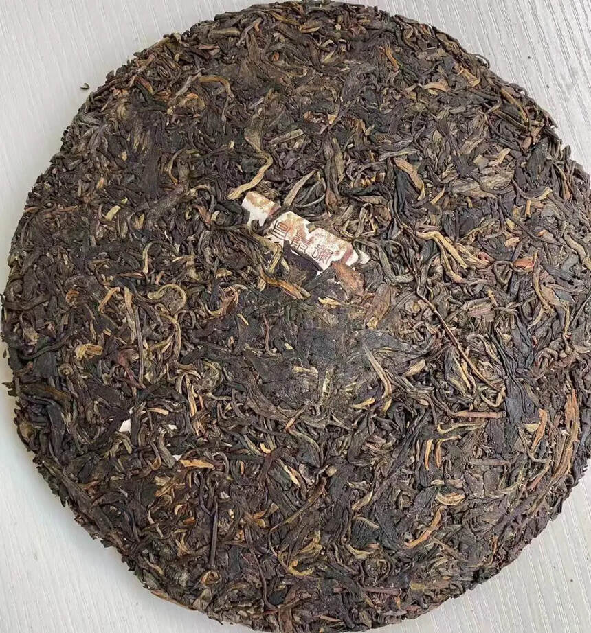 2007年昌泰老陈的茶 ·布朗
采用传统石磨压制，精