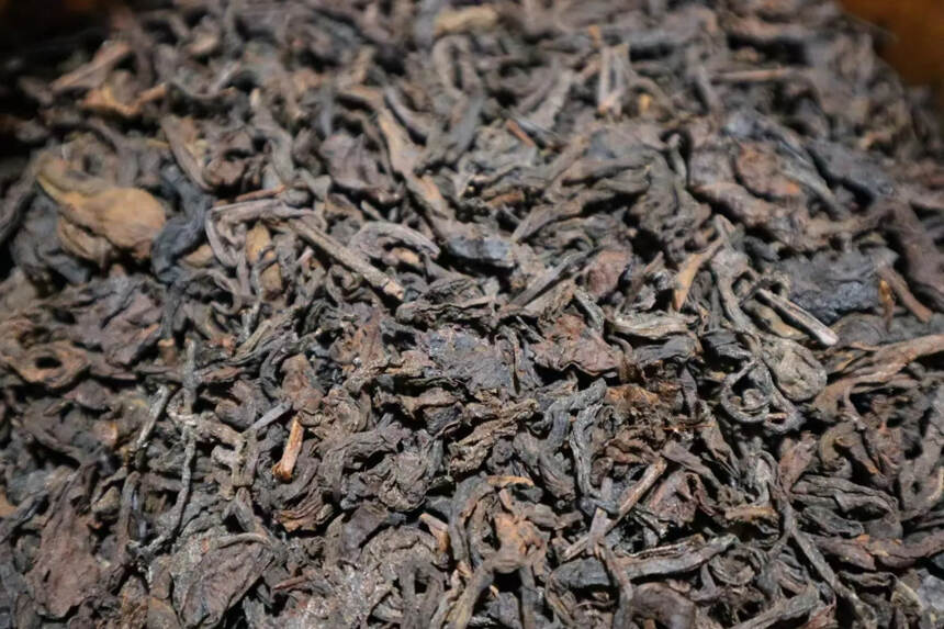 八十年代廖福散茶1000克。
茶叶本身已基本木质化了