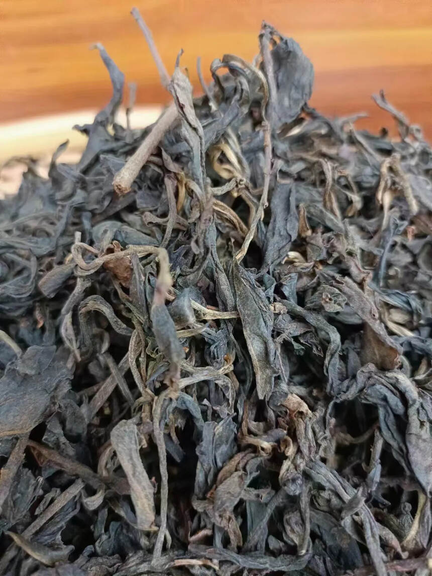 90年代易武正山野生茶，色泽乌黑绿润，茶叶肥厚，条索