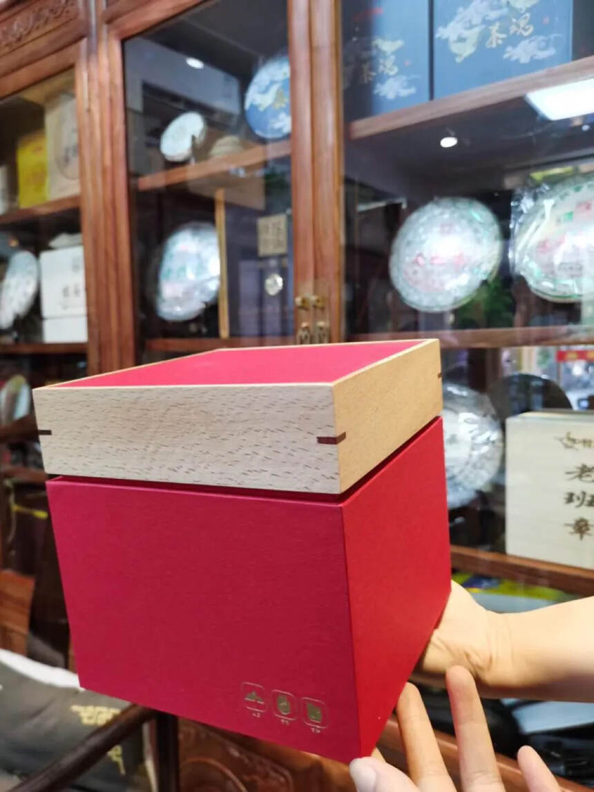 品名：古树滇红礼盒装500克
树龄：300年
古树编
