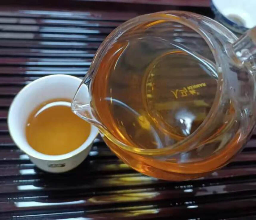 2001年珍藏版中茶黄中红印生茶，易武料
茶汤回甘极