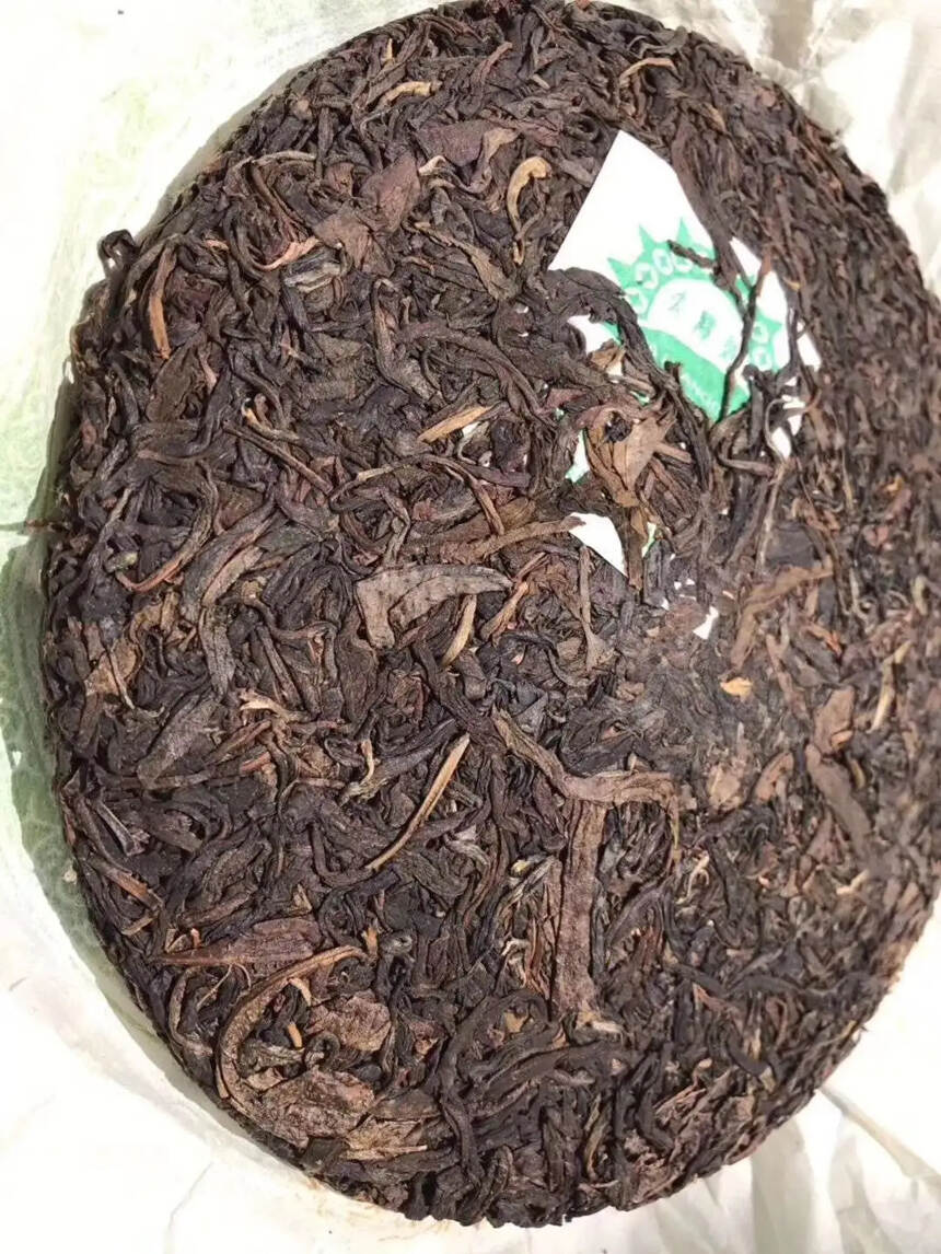 05年攸乐山生茶，茶属乔木大叶种。