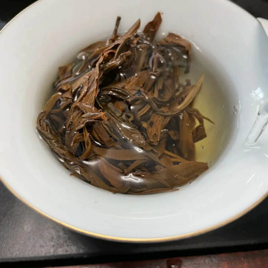 帕沙犀牛塘古树红茶
日晒滇红单芽茶，可以久存。
甜感